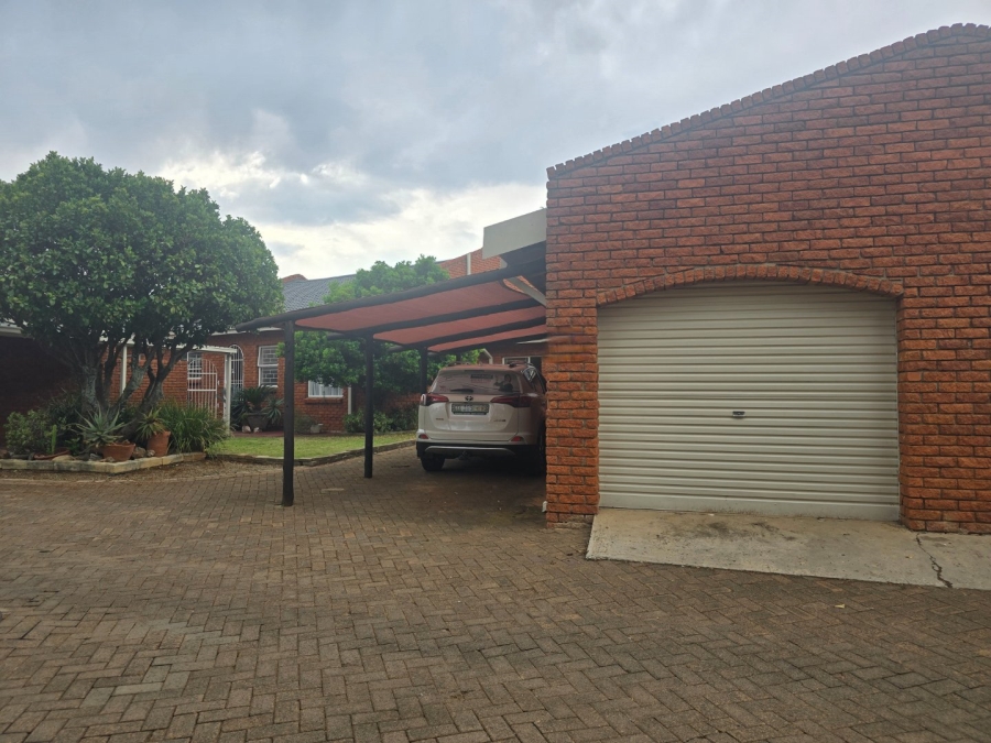 2 Bedroom Property for Sale in Langenhovenpark Free State